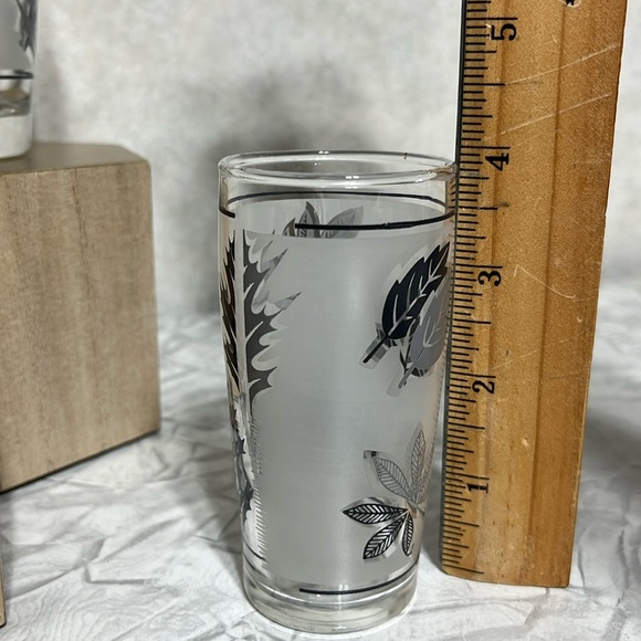 Set of 4 silver leaf Libbey frosted glasses 2 juice glasses and 2 larger - Picture 5 of 10